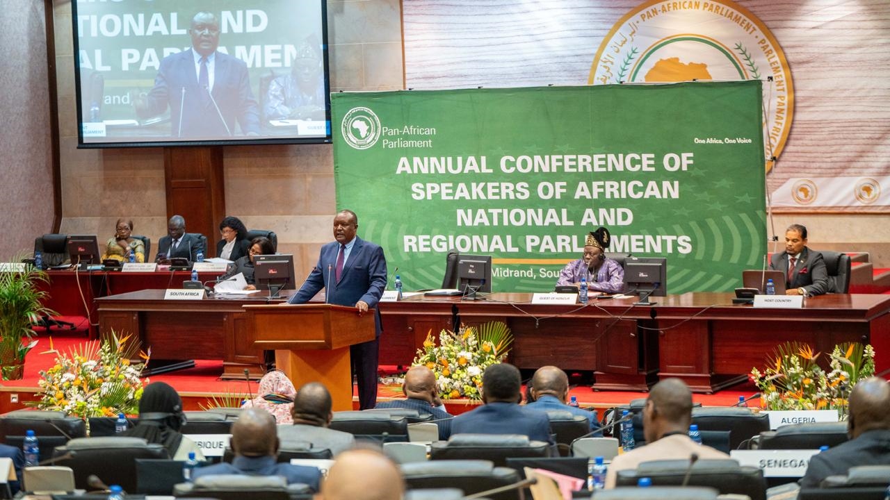 Charumbira defende intervencao parlamentar nos conflitos africanos.jpg