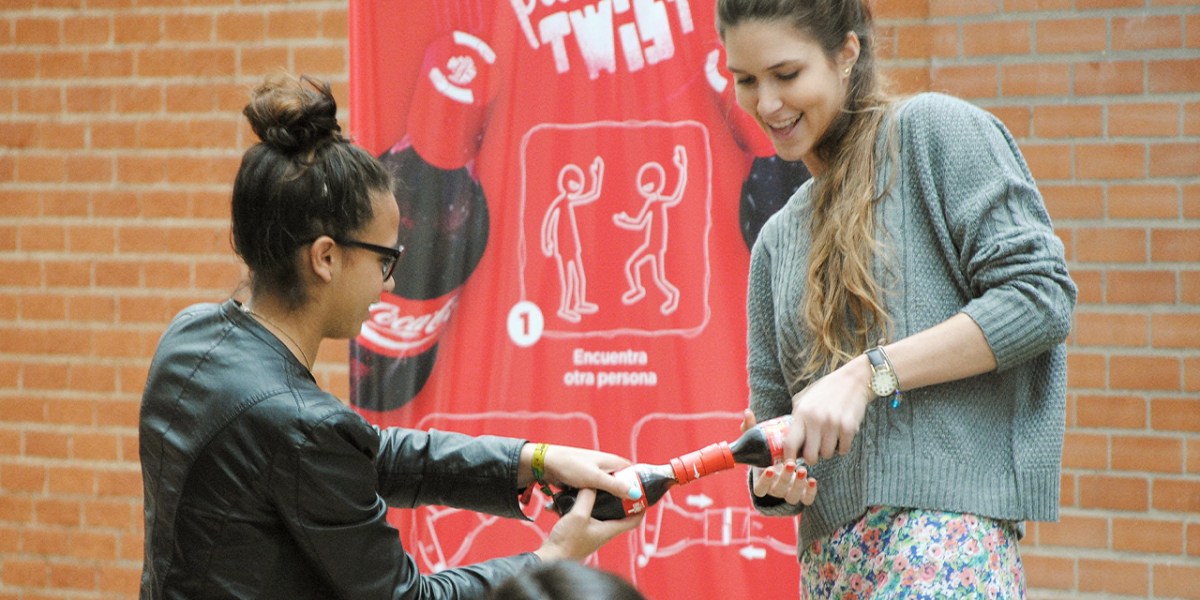Coca cola friendly twist garrafa que so abre em dupla para incentivar interacao entre calouros na fa.jpeg