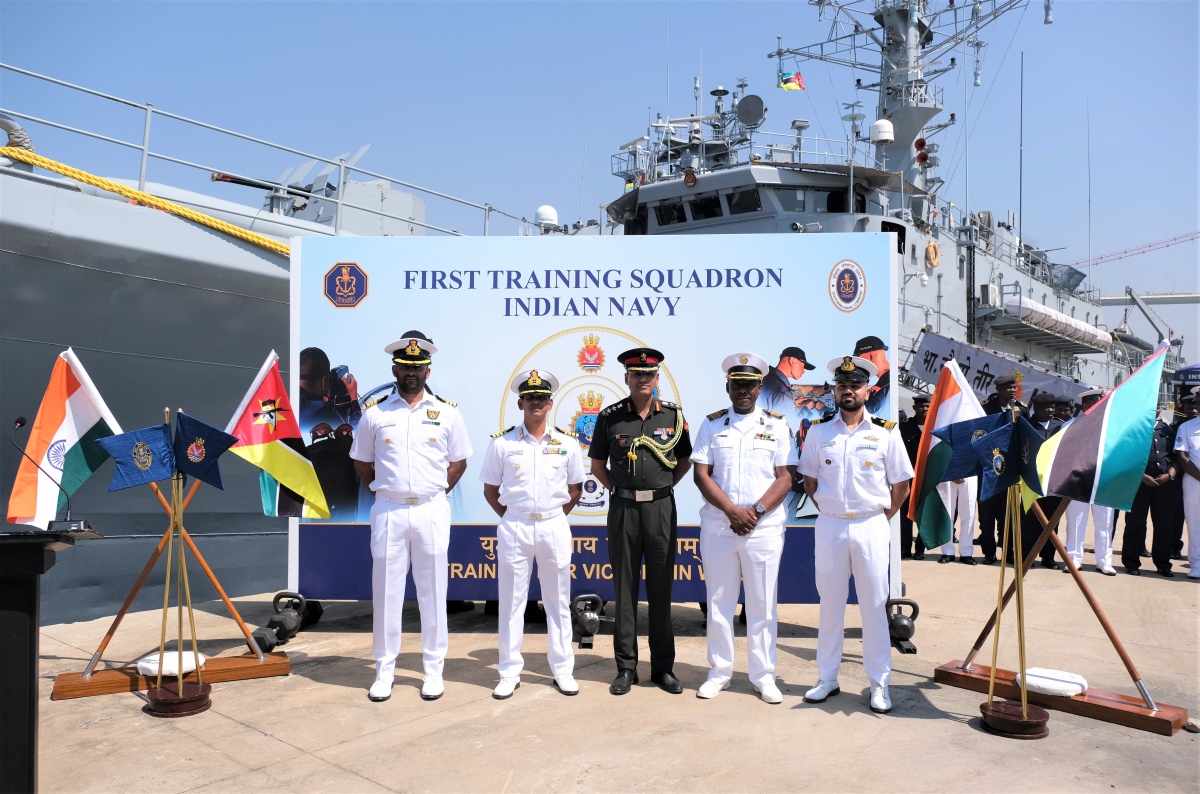 Esquadrao da Marinha indiana ja no Porto de Maputo.jpg