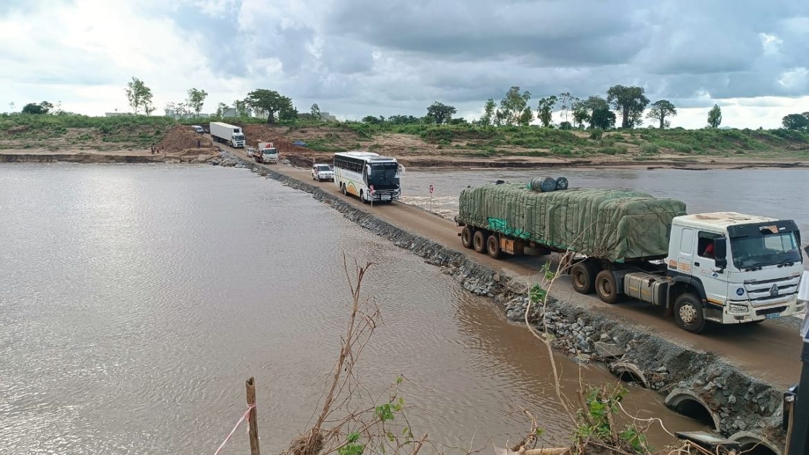 Nampula governo de meconta efactua obras de emergencia na ponte.jpg