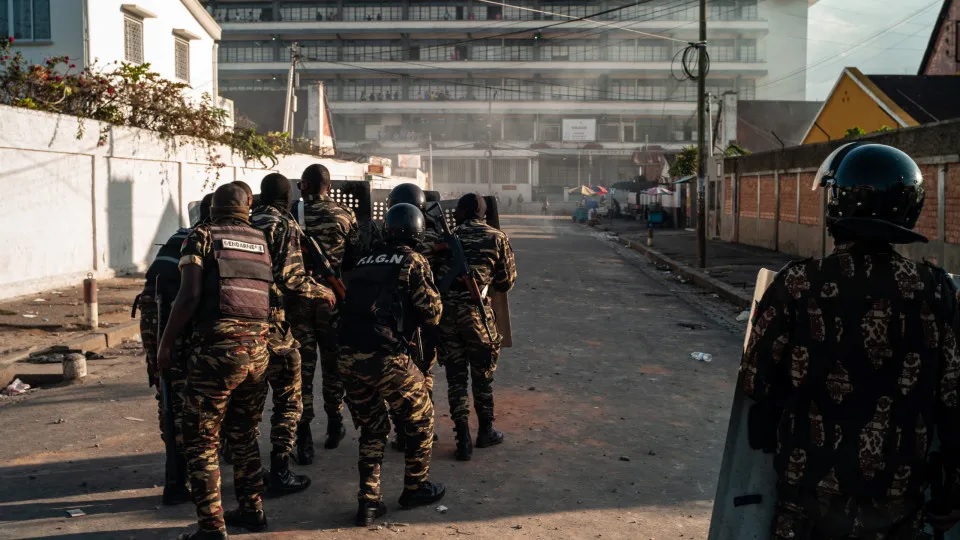 Contingente militar assume controlo das forcas armadas no madagascar.jpg