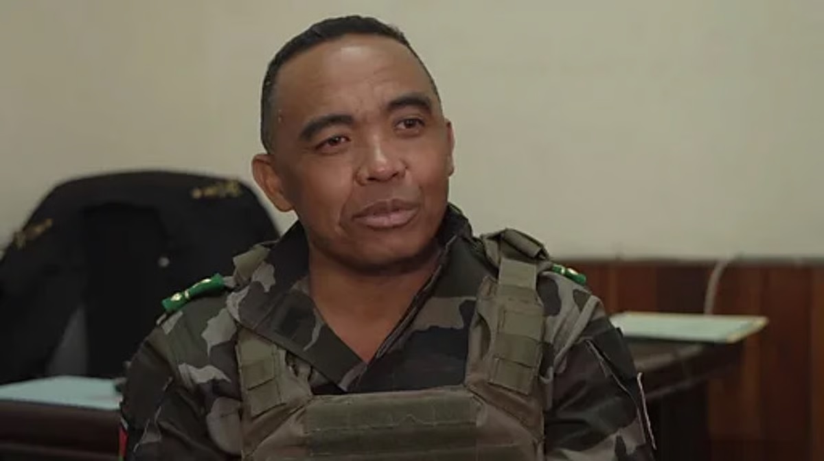 Coronel randrianirina e o novo presidente de madagascar.jpg