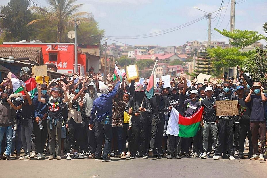 Madagascar manifestantes exigem demissao do presidente andre rajoelina.jpg