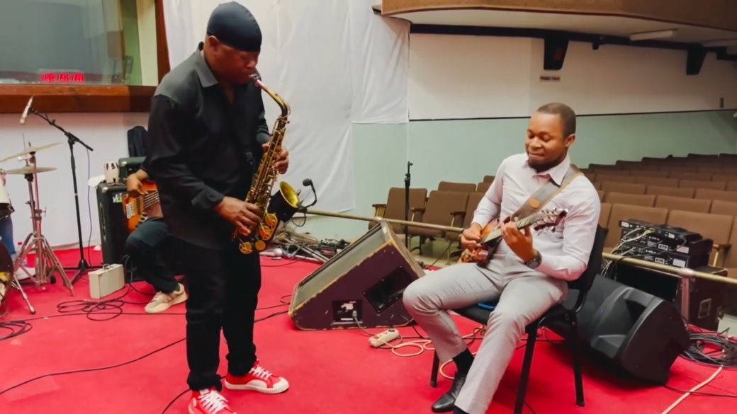Otis em concerto multidisciplinar em maputo.jpg