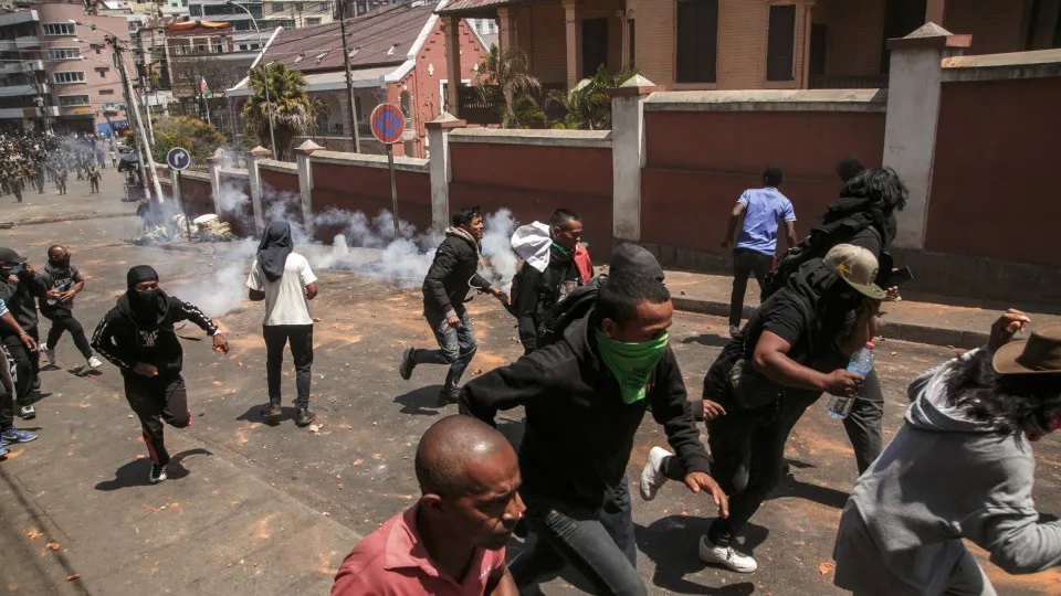Prosseguem manifestacoes em madagascar radio mocambique.jpg