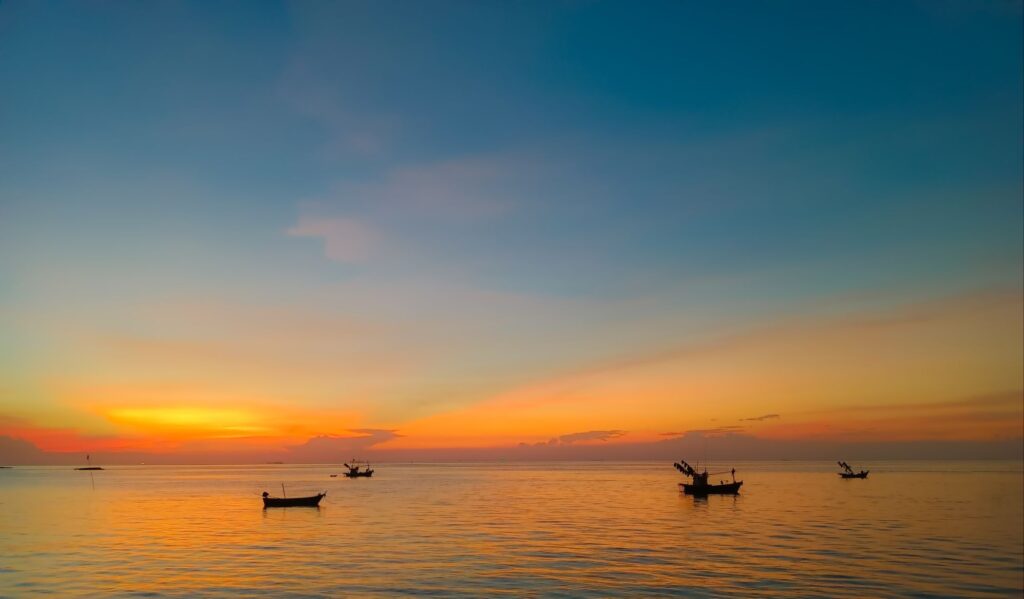 Vecteezy sky and sea at sunset local boats floating in the middle of 66920035173017207015313400 1024.jpeg