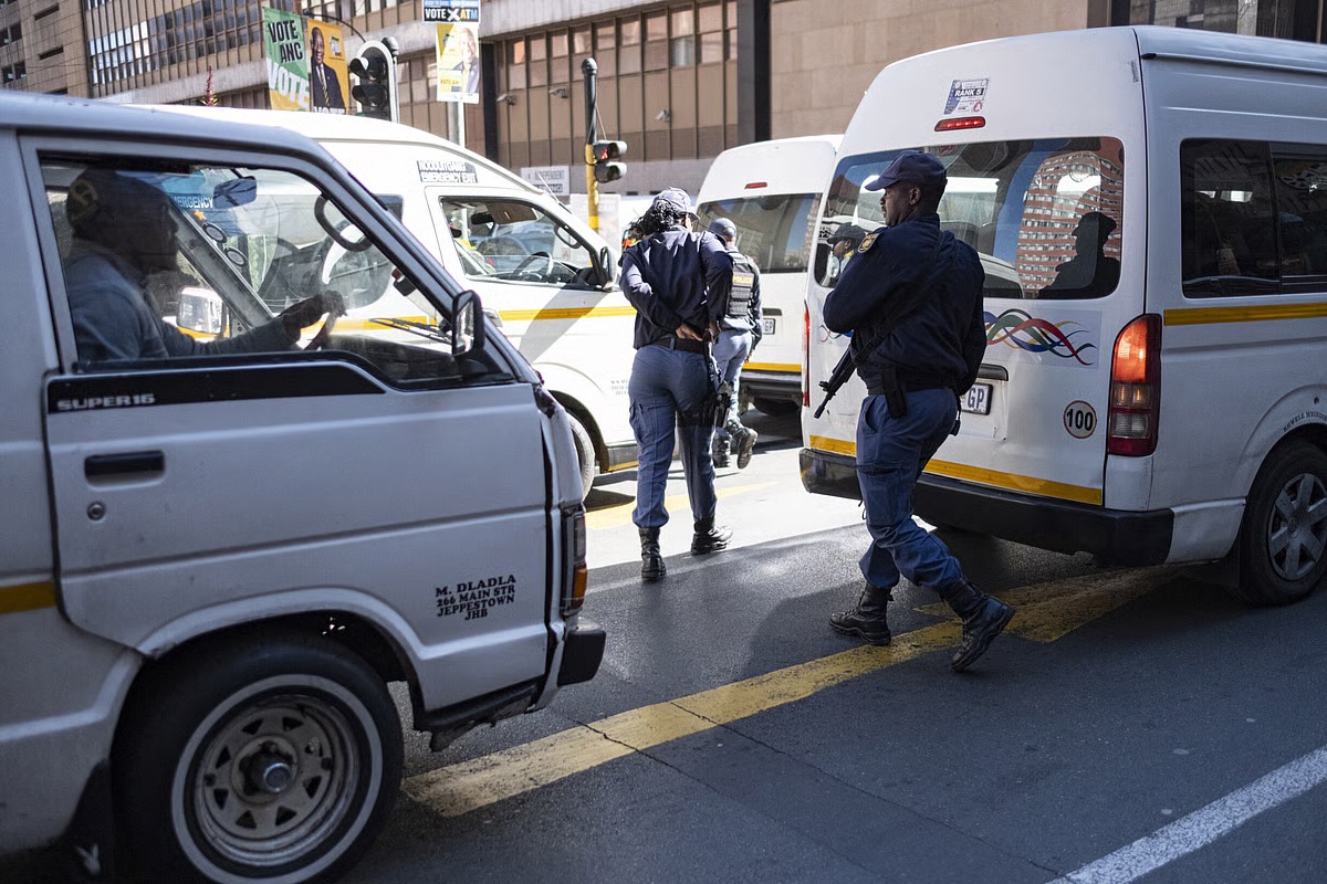 Policia sul africana resgata 3 jovens do botswana num suposto esquema.jpg
