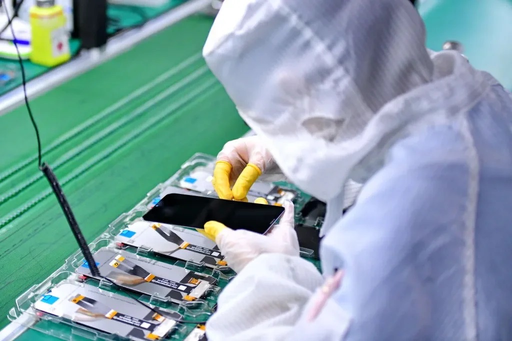 Inicia instalacao de empresa de montagem de telemoveis e laptops.jpg