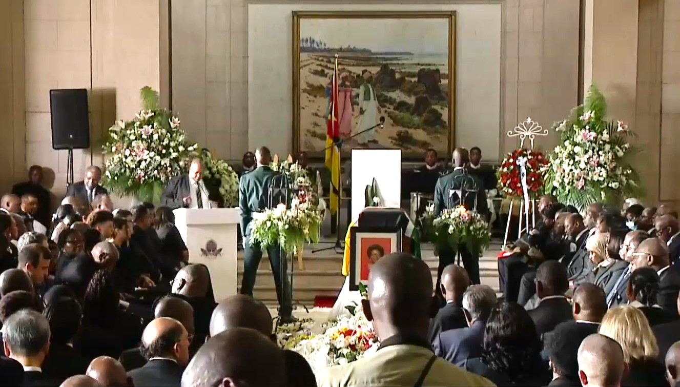 Arranca funeral oficial de Luisa Diogo.jpg