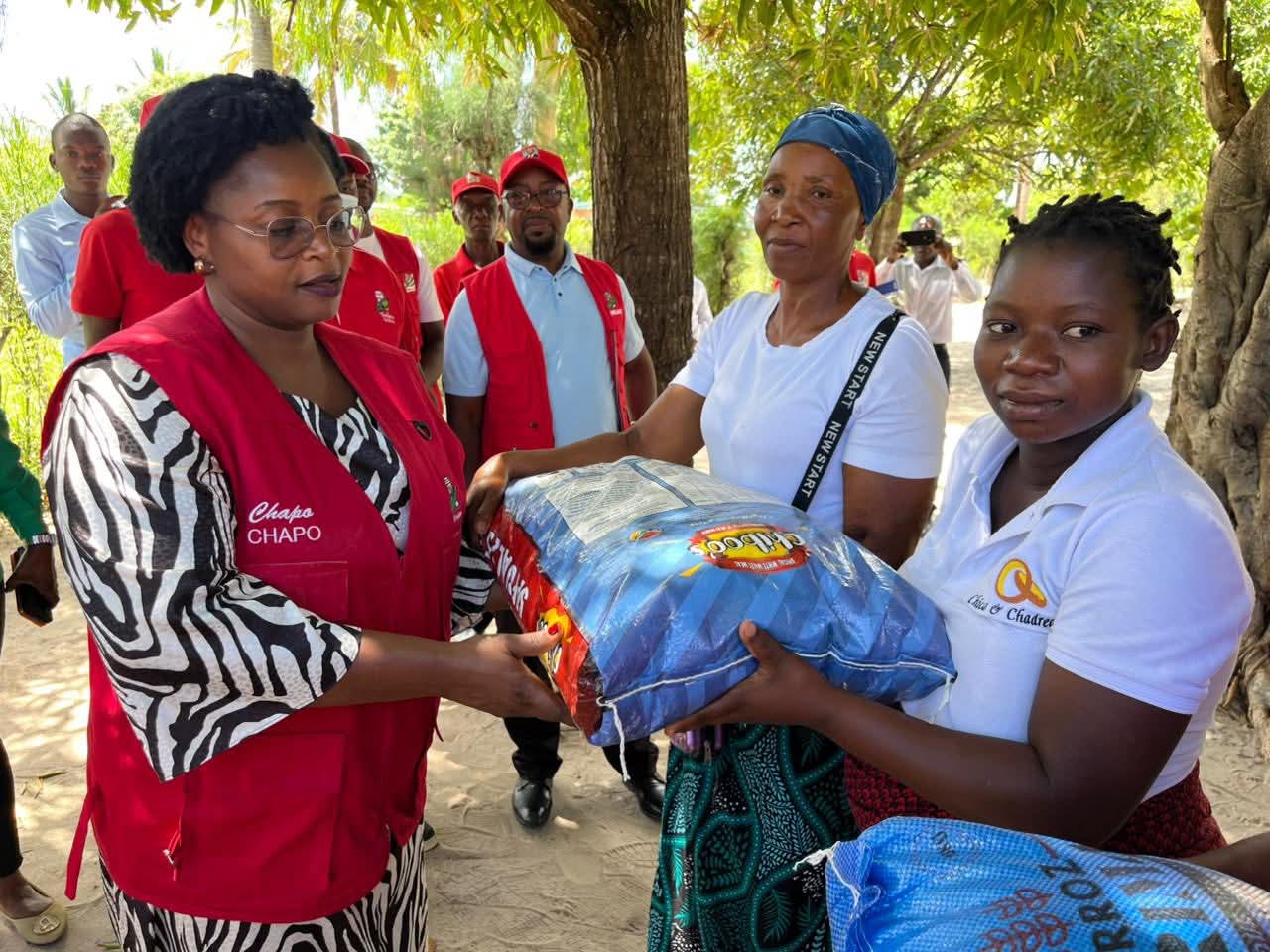 CHEIAS EM IBANE FRELIMO doa generos alimenticios aos afectados.jpg