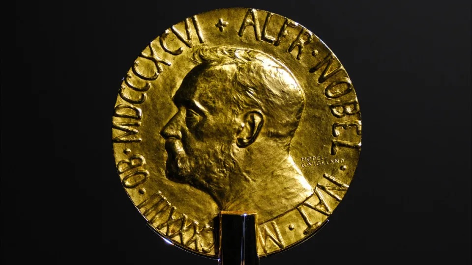 Maria Corina Machado oferece medalha do Nobel da Paz a.jpg