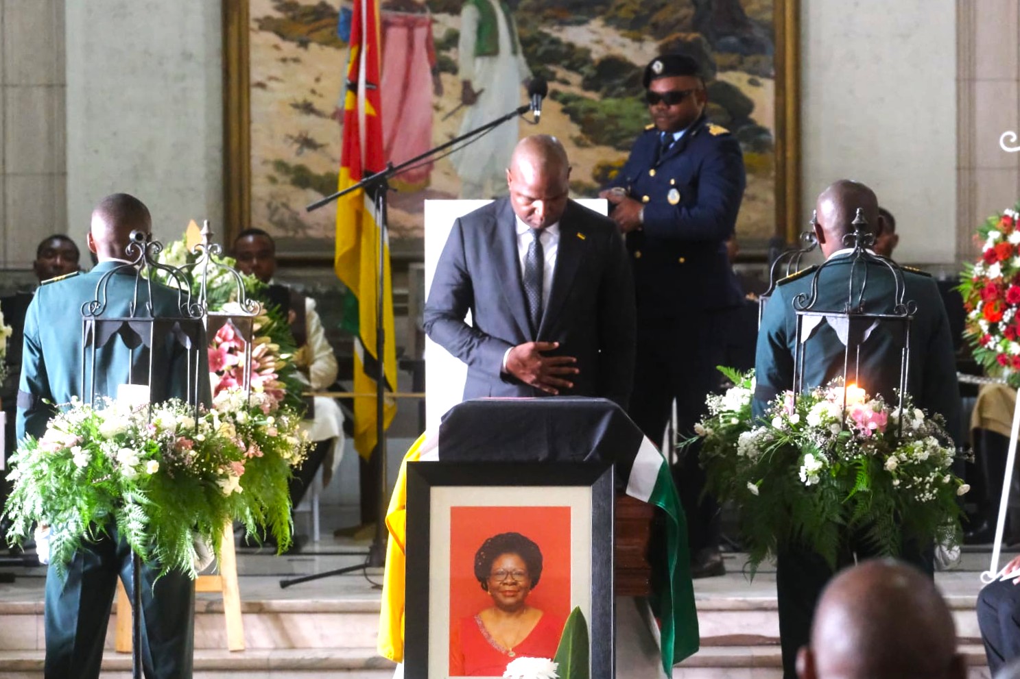 PR Luisa Diogo marca a historia de Mocambique.jpeg