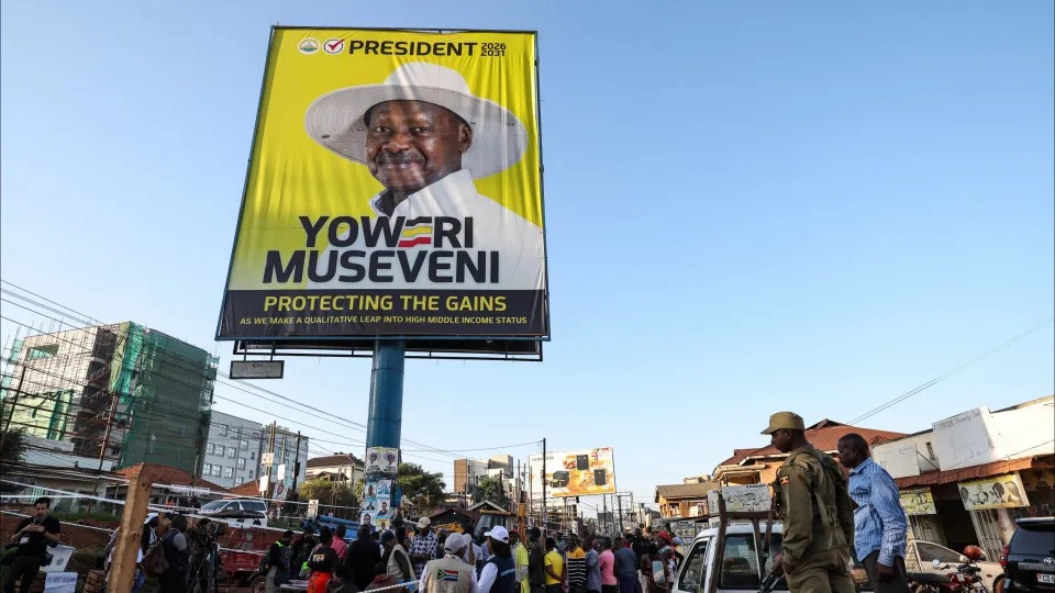 Presidente do Uganda reeleito em eleicoes contestadas pela oposicao.jpg