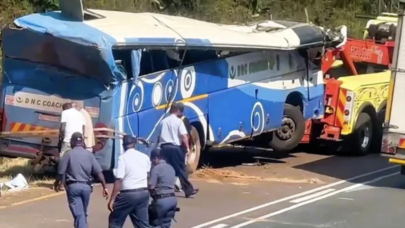 Africa do Sul Autocarro despista se e cai em vala na.png
