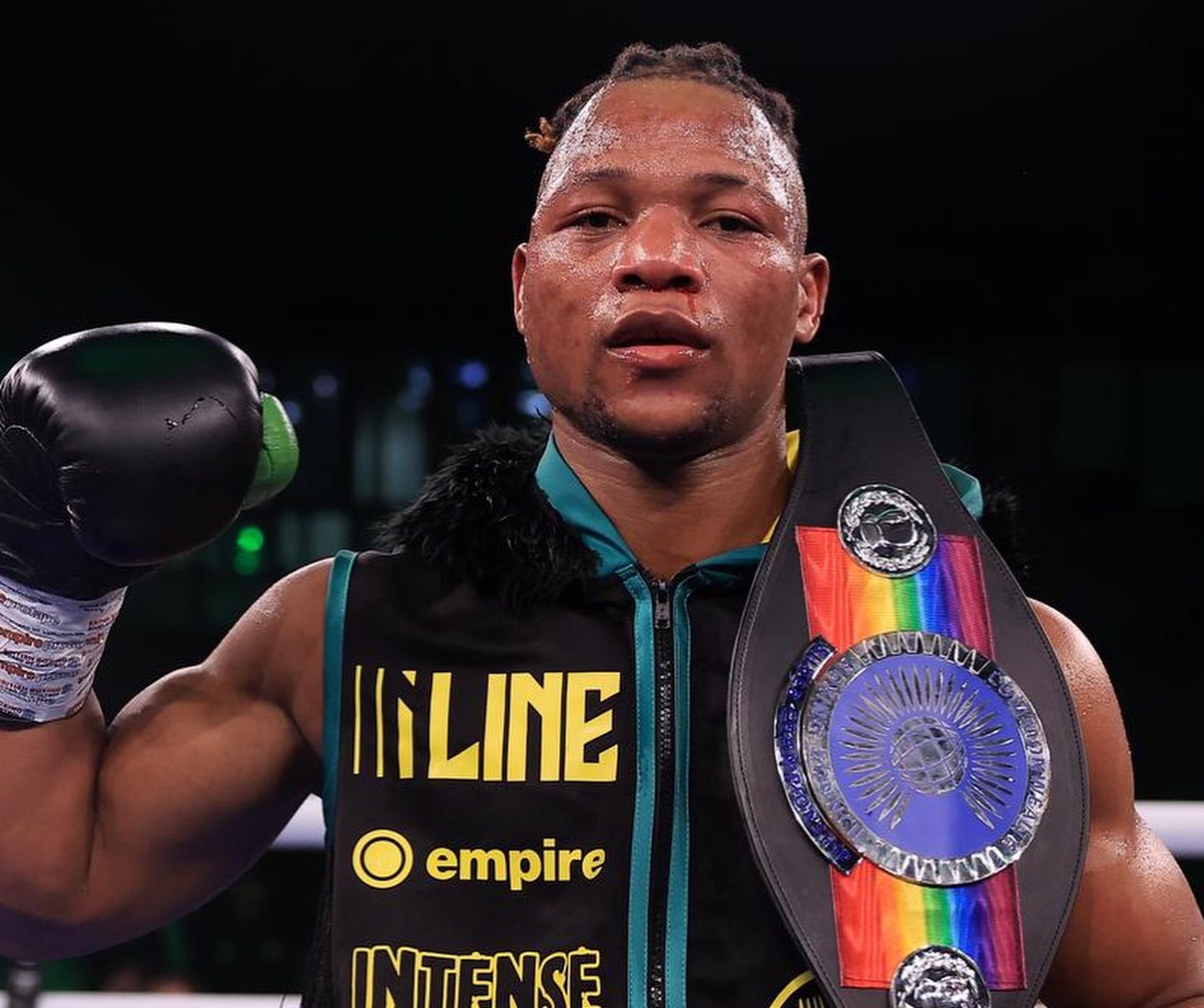 Boxe Tiago Muxanga conquista prata da Commonwealth e recebe saudacao.jpg