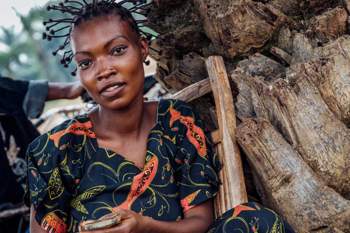 DRC Young woman selling mangos shutterstock Valeriya Anufriyeva.jpg