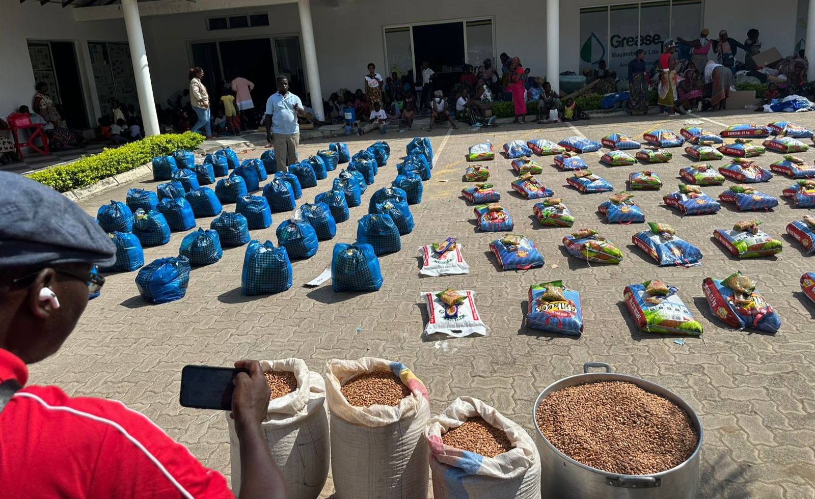 Inhambane Governo inicia alocacao de bens para vitimas do ciclone.jpg