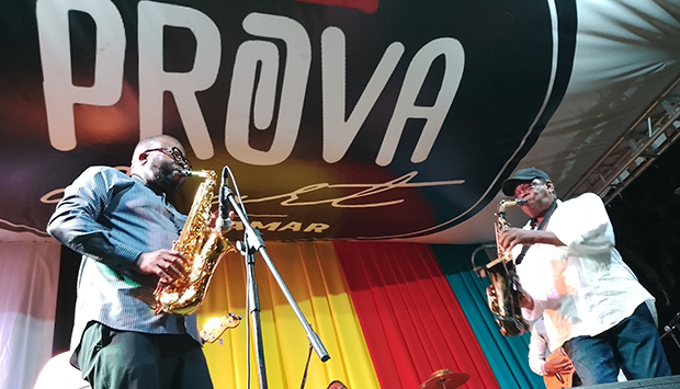 Moreira Chonguica e angolanos unidos no sopro em concerto.jpeg