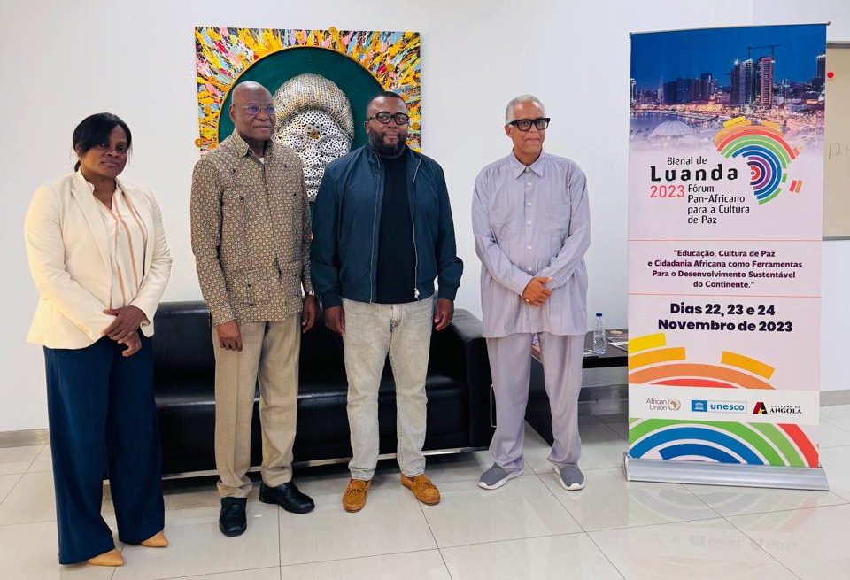 Moreira Chonguica visita Bienal de Luanda e aceita colaborar na.jpeg