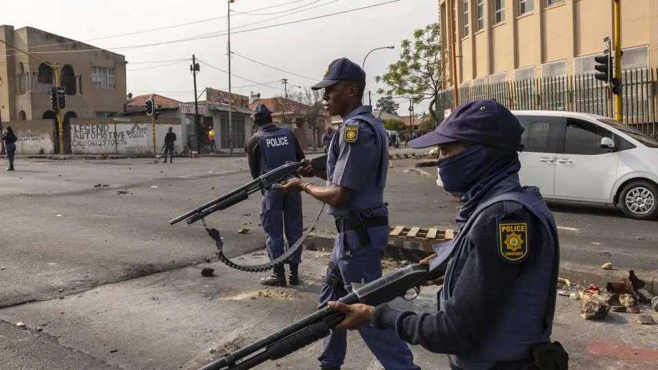 Troca de Tiros Fatal em Edenvale Policia Sul Africana mata dois.webp.webp.webp
