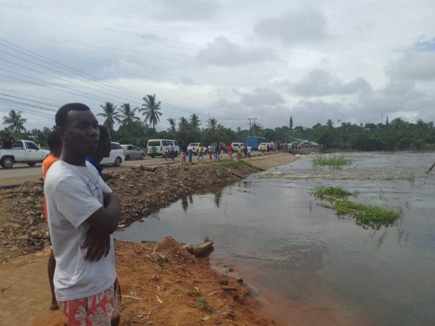 ANE REFORCA FISCALIZACAO NA EN1 NA PONTE SOBRE RIO NGULUZANE APOS REABERTURA DA VIA EM XAI XAI.jpeg