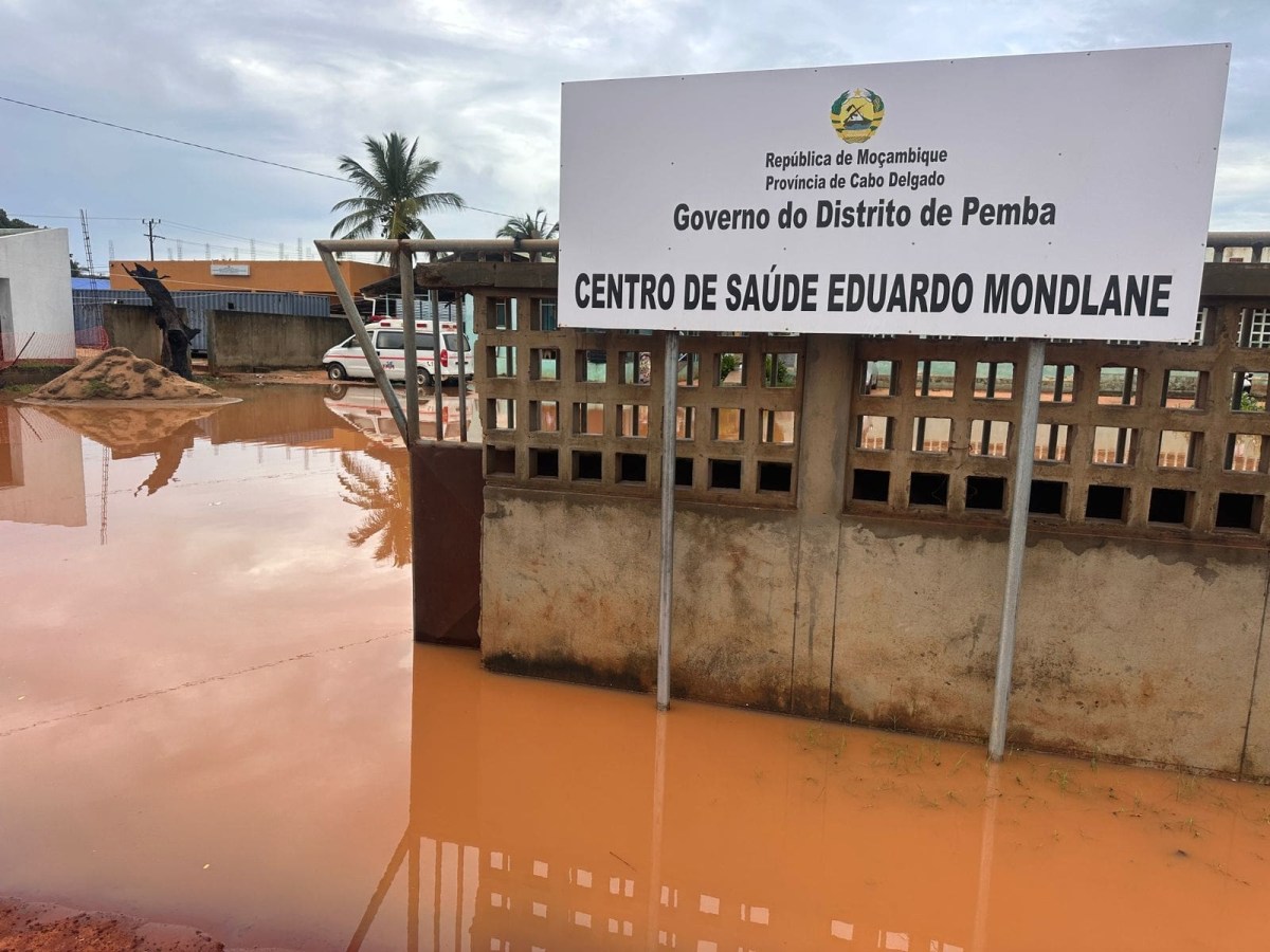 CHUVAS INUNDAM CENTRO DE SAUDE EDUARDO MONDLANE EM PEMBA.jpeg