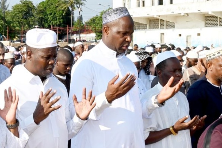 Chefe do Estado na celebracao do Id al Fitr.jpg