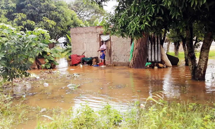 Chuvas isolam mais de 15 mil pessoas em comunidades de.jpg