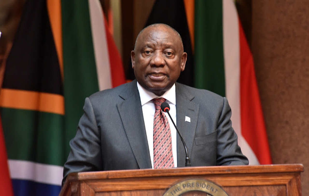 Cyril Ramaphosa congratula equipa medica por separacao de gemeos siameses.jpg