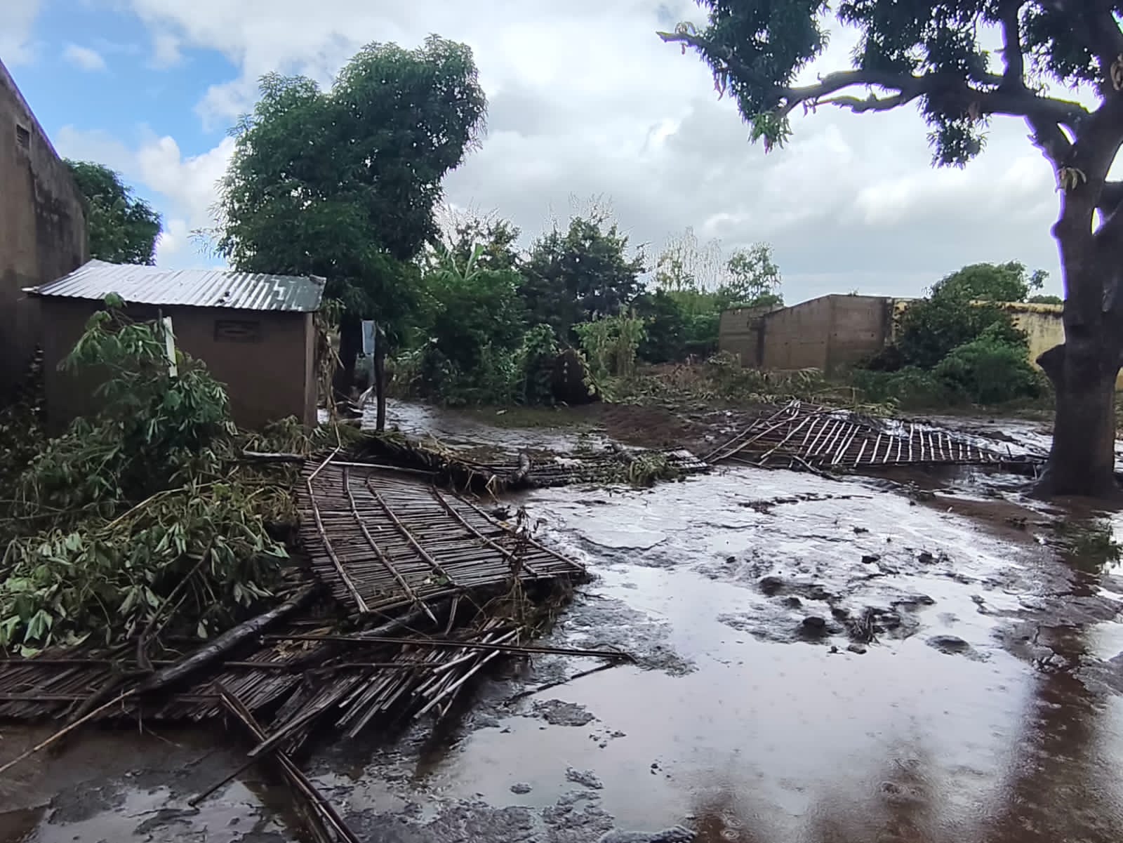Inundacoes desalojam mais de 700 familias em Cuamba.jpg