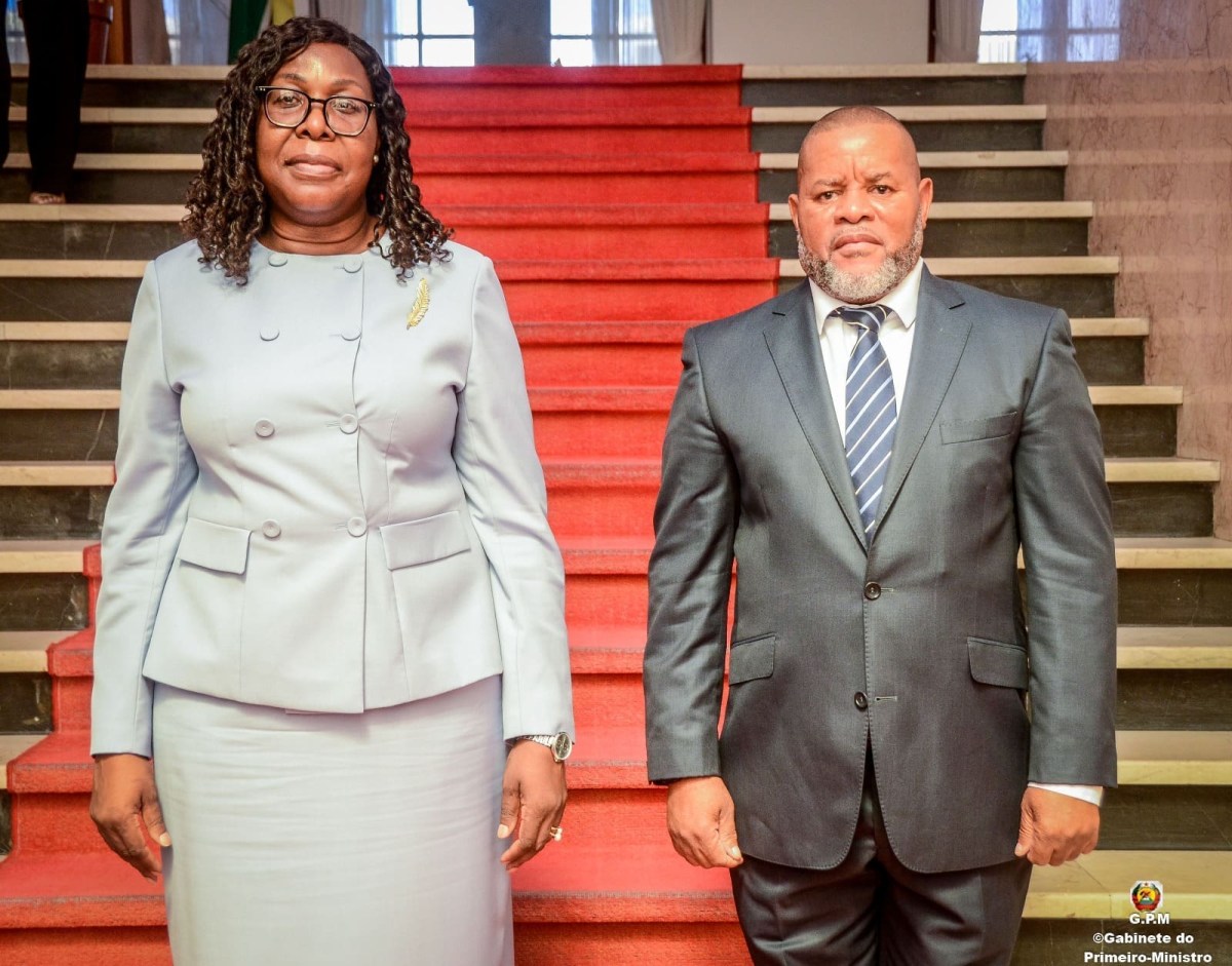 PRIMEIRA MINISTRA CONFERE POSSE AO NOVO PCA DA RADIO MOCAMBIQUE E.jpeg