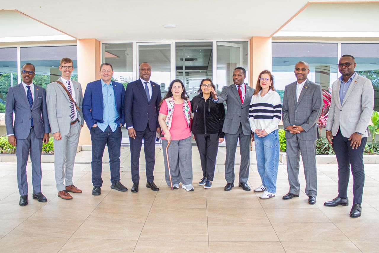 Parlamentares canadianos de visita a Mocambique.jpeg