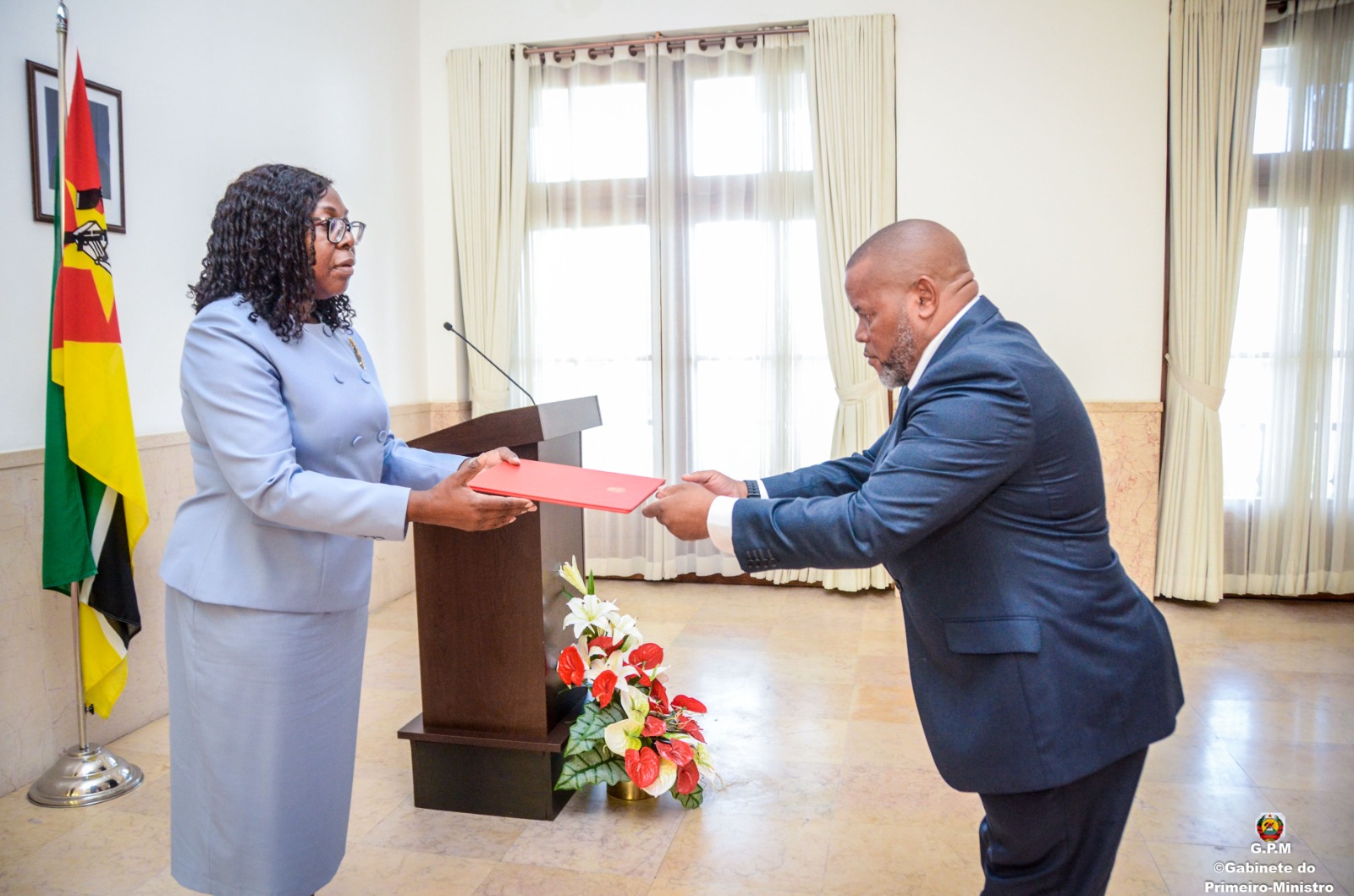 Primeira Ministra empossa Mario Albino como novo PCA da Radio Mocambique.jpeg