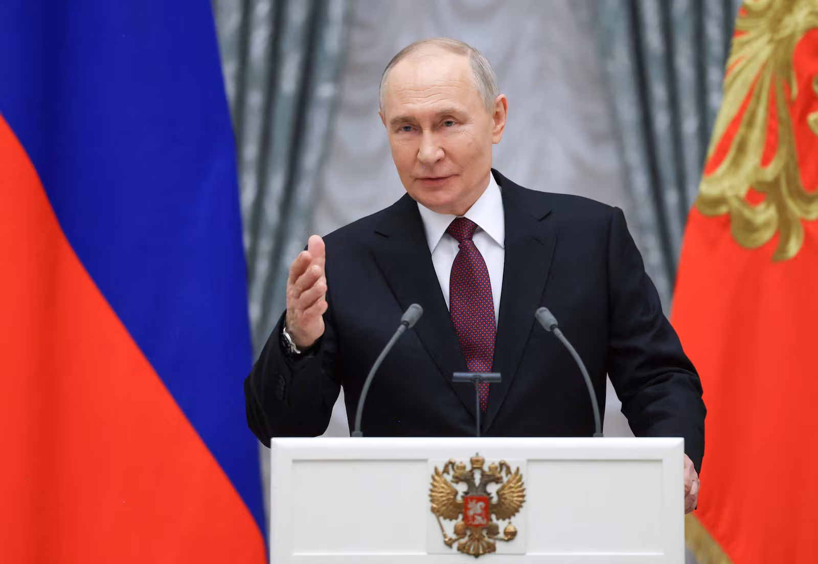 Putin Reitera Vinculo com o Ira Durante Conflitos Mundiais.avif.avif.avif