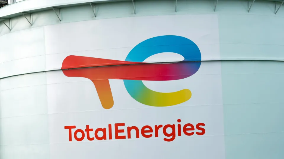 TotalEnergies suspende 15 da producao mundial devido a instabilidade no.webp.webp.webp