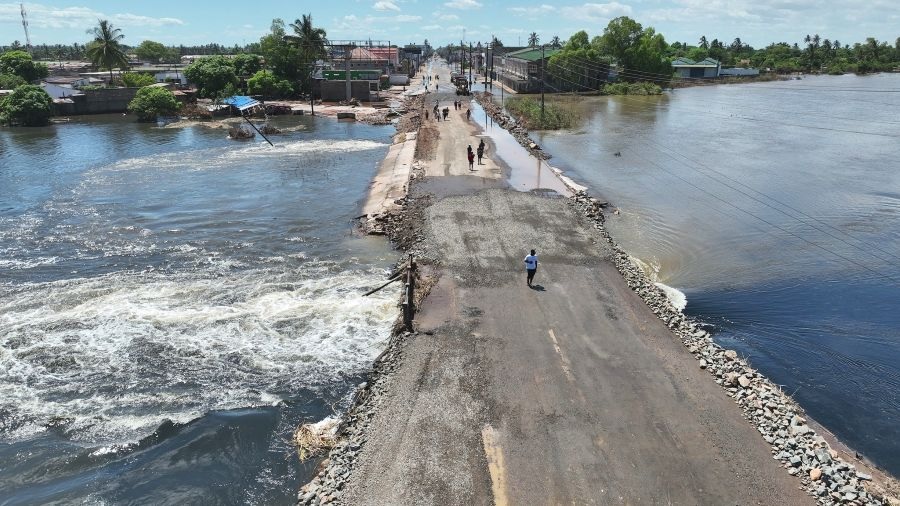 Trafego rodoviario retomado na ponte do rio Nguluzane na EN1.jpg