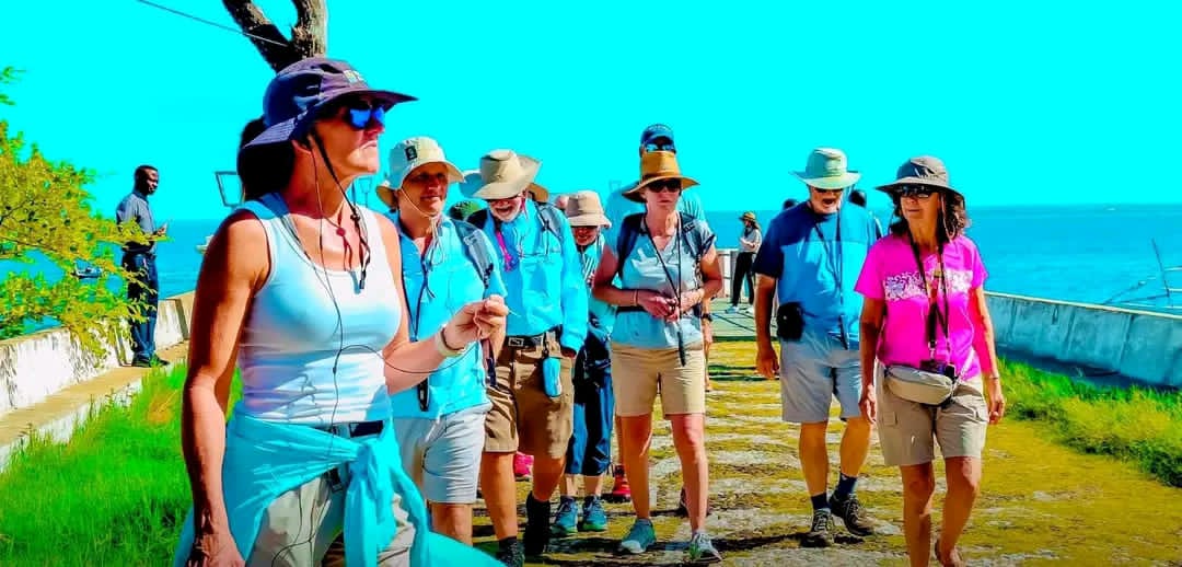 Cruzeiro com mais de 200 turistas faz escala na Ilha.jpg