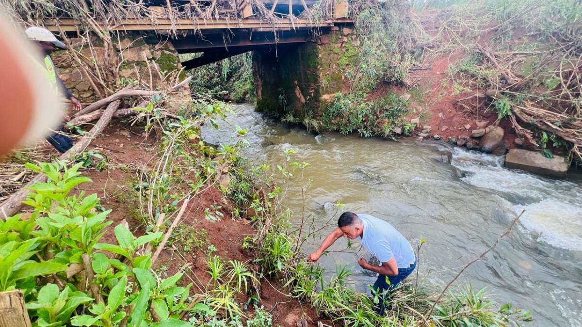 DEGRADACAO NA PONTE METALICA SOBRE O RIO MNANDICHI CAUSA CONDICIONAMENTO.jpeg