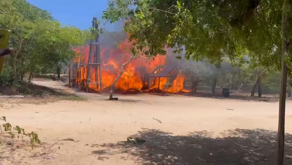 Incendio destroi tres estabelecimentos comerciais em Inhambane.jpg