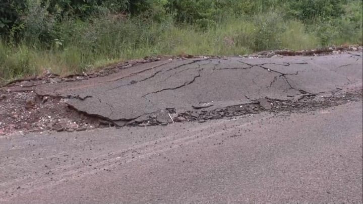 MOVIMENTACAO DA MASSA NA ESTRADA NACIONAL NUMERO 260 CAUSA RUPTURA.jpeg
