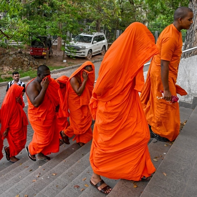 Monges do sri lanka chegam para comparecer perante um tribunal apos sua prisao em negombo em 26 de a.jpeg