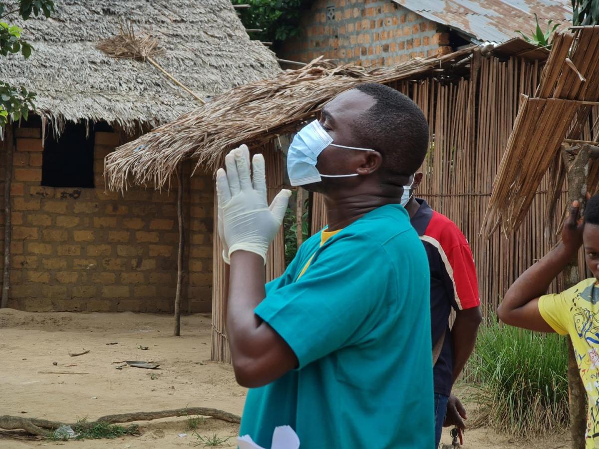 HealthworkersensitizationinMotemaPembeareabeforehouseholdsdecontaminationinMbandaka28229 1.jpg