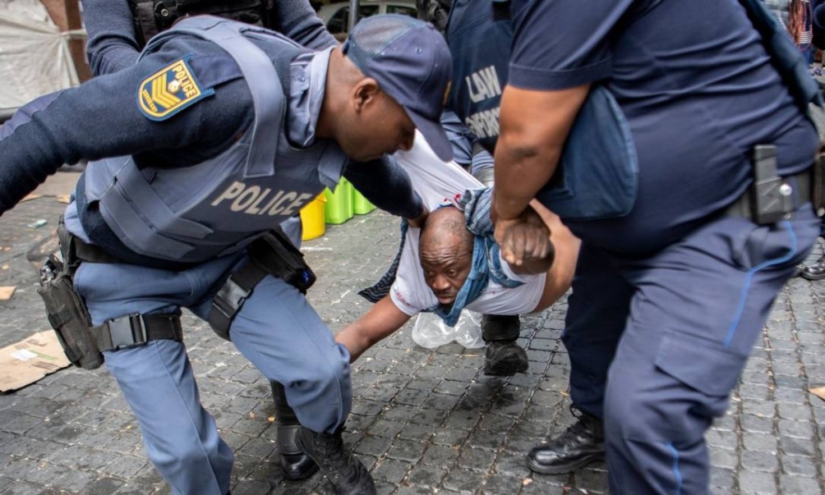 85439649 TOPSHOTA man gets arrestedasSouth African Police officersforcefully remove refugee 2.jpg