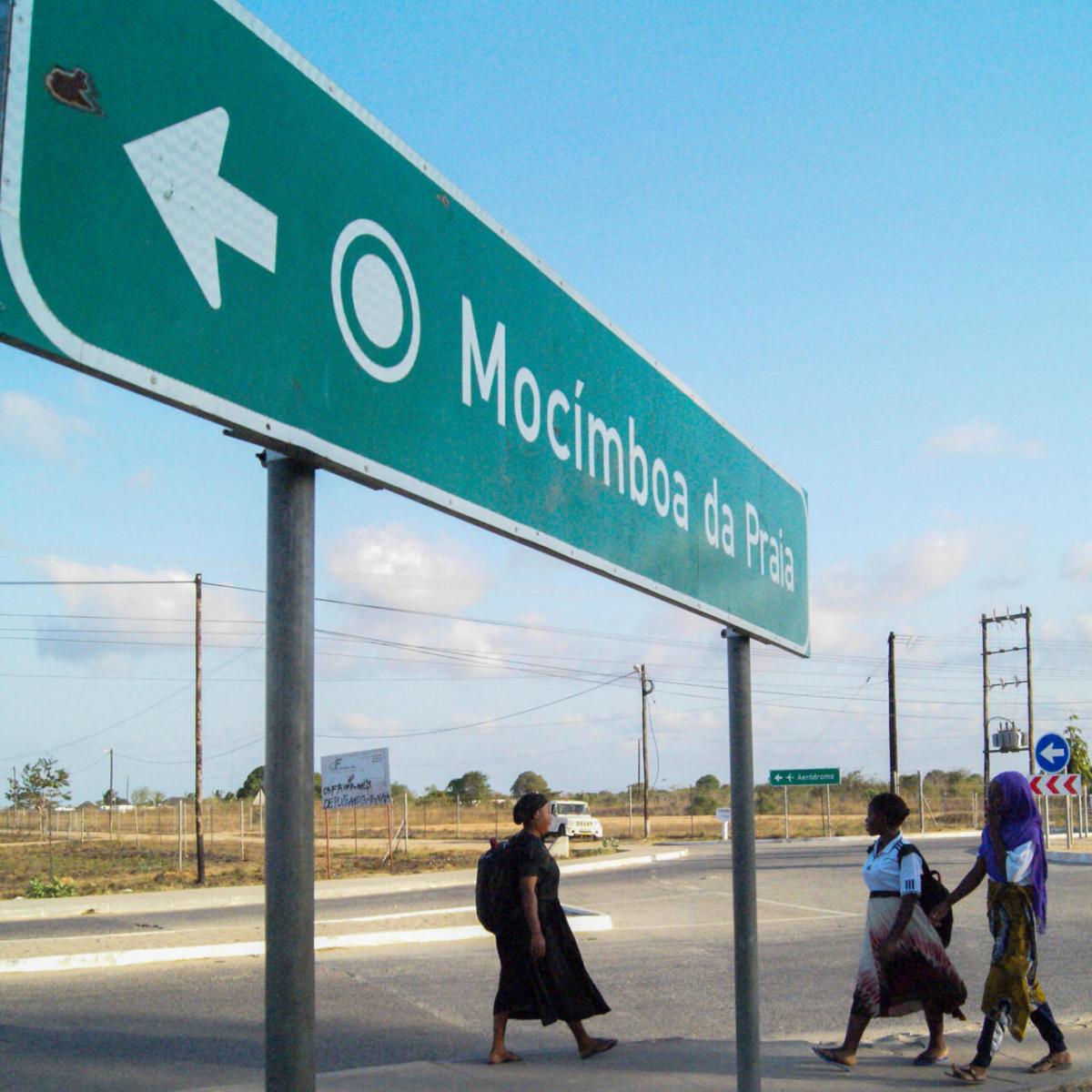 Doc.20171031.23196832.mocimboa da praia placa e gente 328129.jpeg