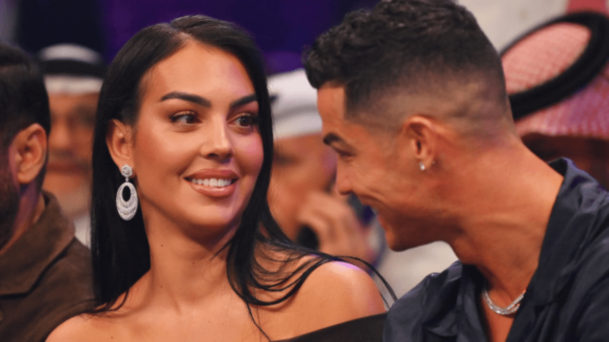 Cristiano Ronaldo offre a Georgina une bague de fiancailles estimee a 5 millions de dollars.png